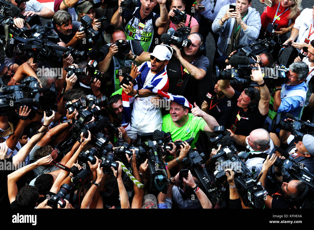 Mercedes' Lewis Hamilton celebra la vittoria del campionato piloti di Formula uno dopo il Gran Premio del Messico all'Autodromo Hermanos Rodriguez, Città del Messico. Foto Stock