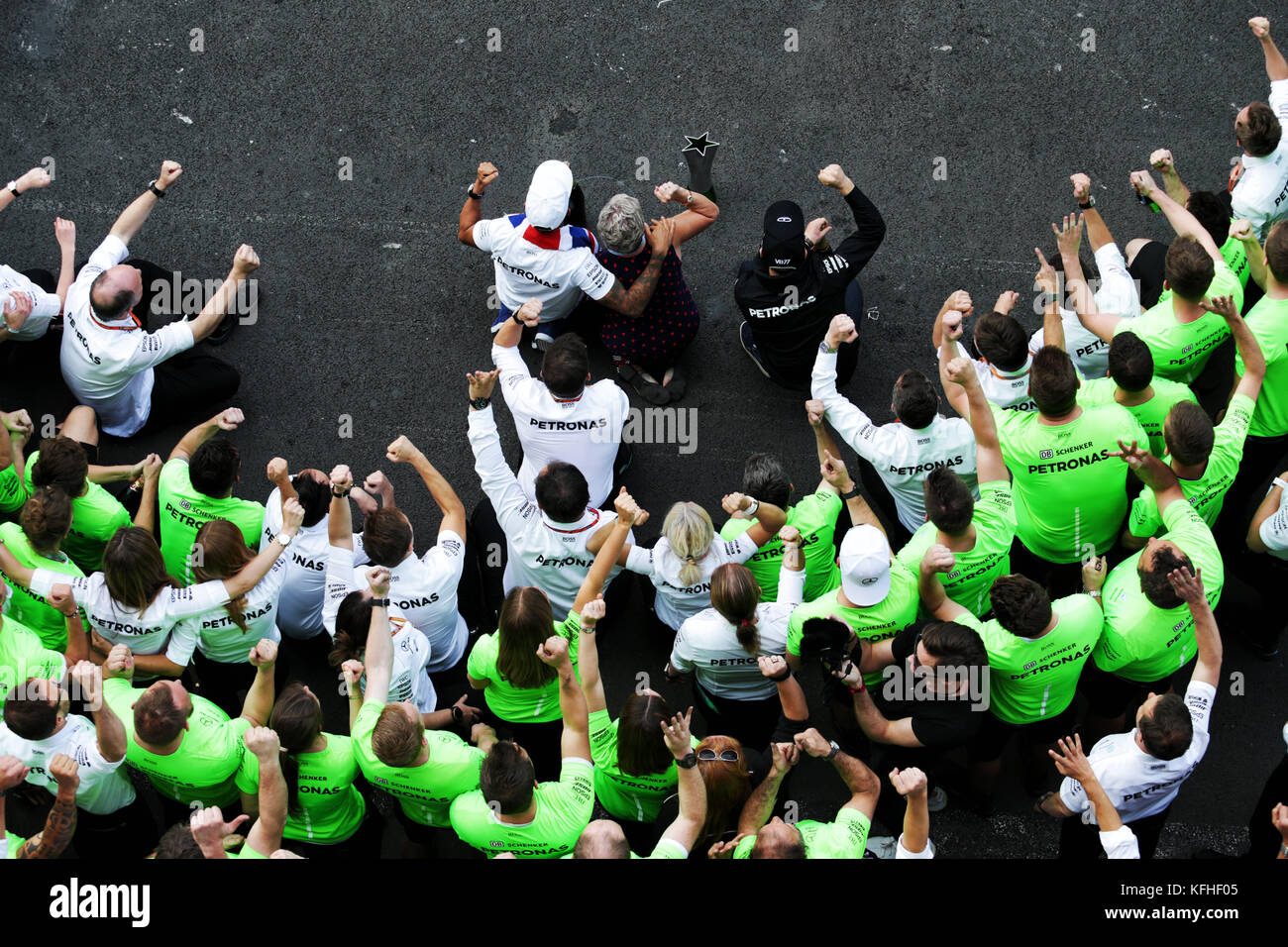 Mercedes' Lewis Hamilton celebra la vittoria del campionato piloti di Formula uno dopo il Gran Premio del Messico all'Autodromo Hermanos Rodriguez, Città del Messico. Foto Stock