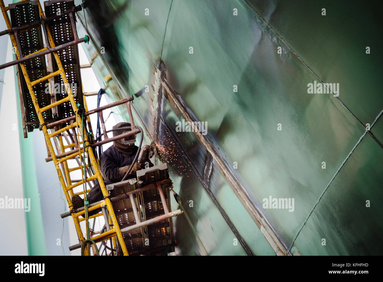 Nave in costruzione. Lavori di saldatura. Cantiere Cam Rahn, Vietnam. Foto Stock