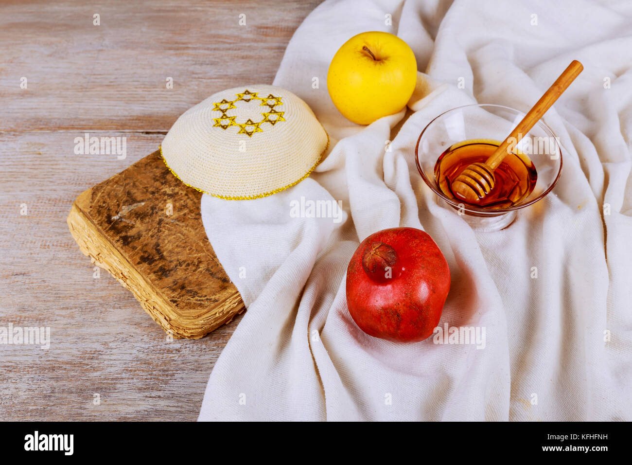 Rosh hashanah jewesh Concetto di vacanza - shofar, torah prenota, miele, apple e melograno su un tavolo di legno. tradizionali simboli di vacanza. Foto Stock