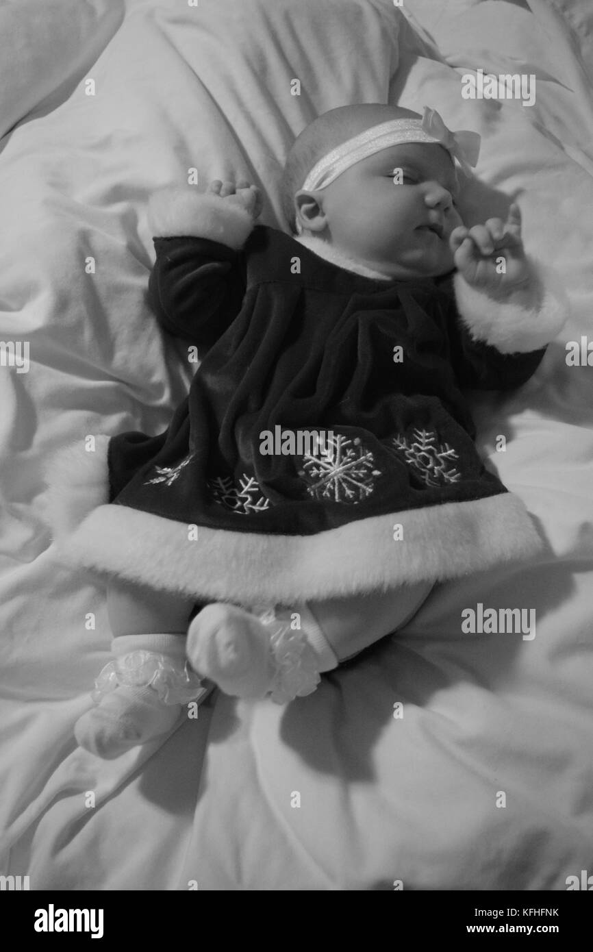 Un neonato in abito di fiocco di neve Foto Stock