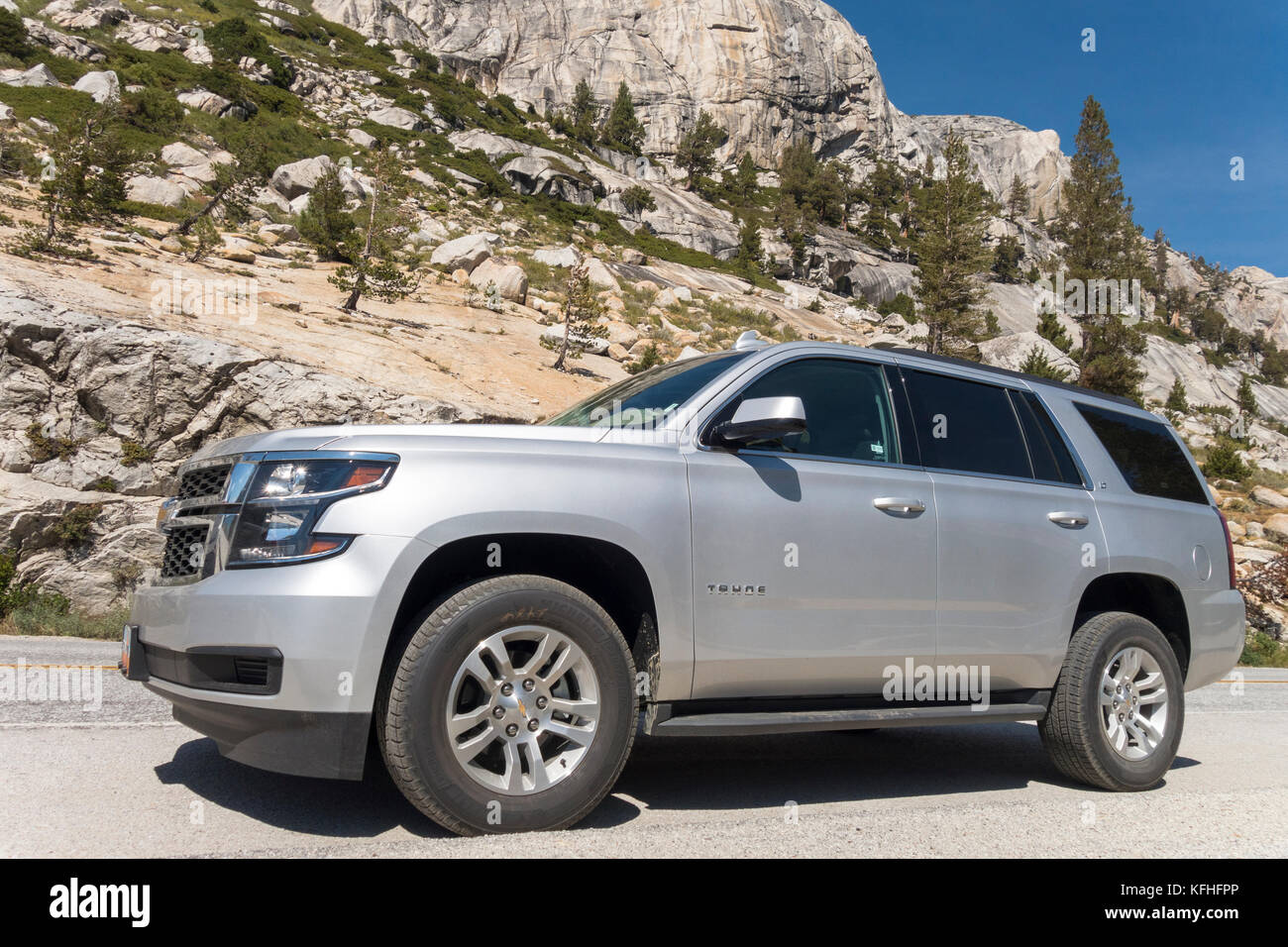 Grossi SUV Chevrolet Tahoe full size SUV nuovo di zecca 2018 Chevy Tahoe LT parcheggiato sulla strada di montagna. Foto Stock