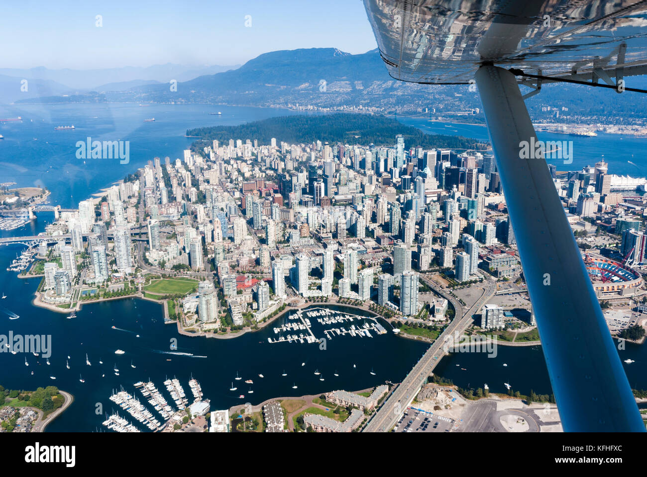 Vista aerea da idrovolanti del centro cittadino di Vancouver, British Columbia, Canada Foto Stock