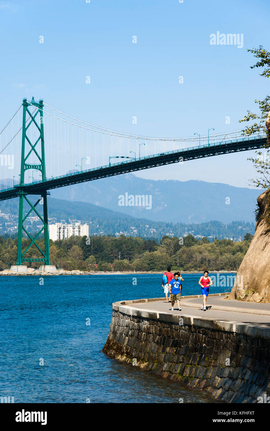 Stanley Park seawall e Ponte Lions Gate, Vancouver, British Columbia, Canada Foto Stock