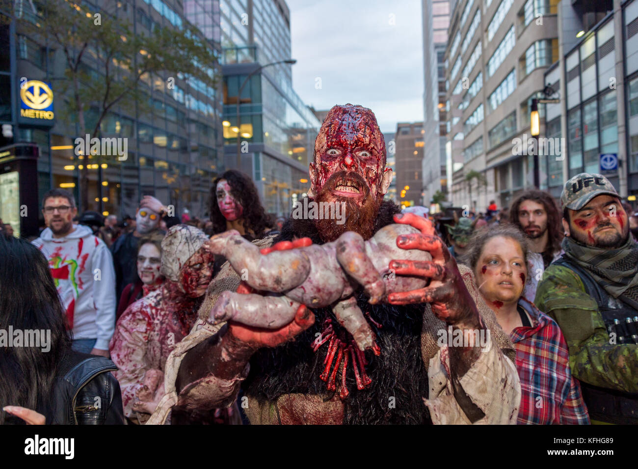 Montreal, Canada. Il 28 ottobre 2017. Le persone che hanno preso parte alla camminata Zombie in Montreal Downtown Credito: Marc Bruxelle/Alamy Live News Foto Stock