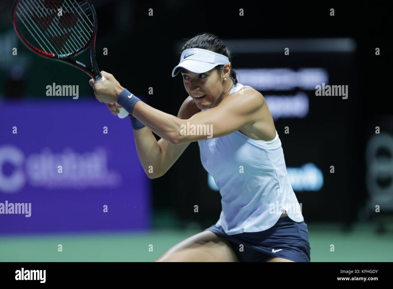 La tennista francese Caroline Garcia è in azione durante la sua partita di semifinale delle WTA Finals contro la tennista americana Venus Williams il 28 ottobre 2017 a Singapore, Singapore. Crediti: YAN LERVAL/AFLO/Alamy Live News Foto Stock