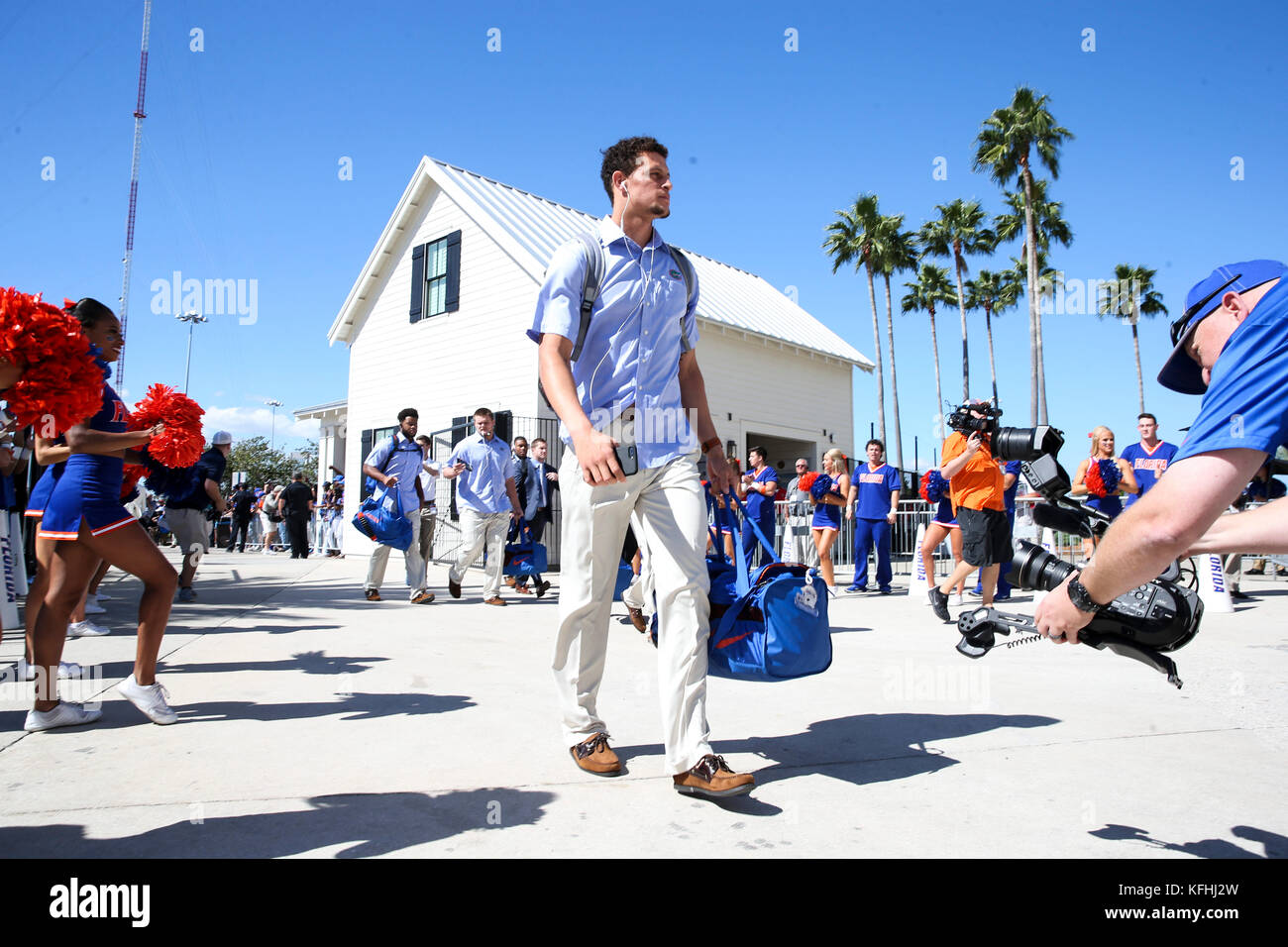 Jacksonville, Florida, Stati Uniti d'America. 28 ott 2017. MONICA HERNDON | Orari.Florida Gators quarterback Feleipe Franks (13) arriva allo stadio prima della partita contro la Georgia Bulldogs a EverBank Field, a Jacksonville, in Florida, il 28 ottobre 2017. Credito: Monica Herndon/Tampa Bay volte/ZUMA filo/Alamy Live News Foto Stock