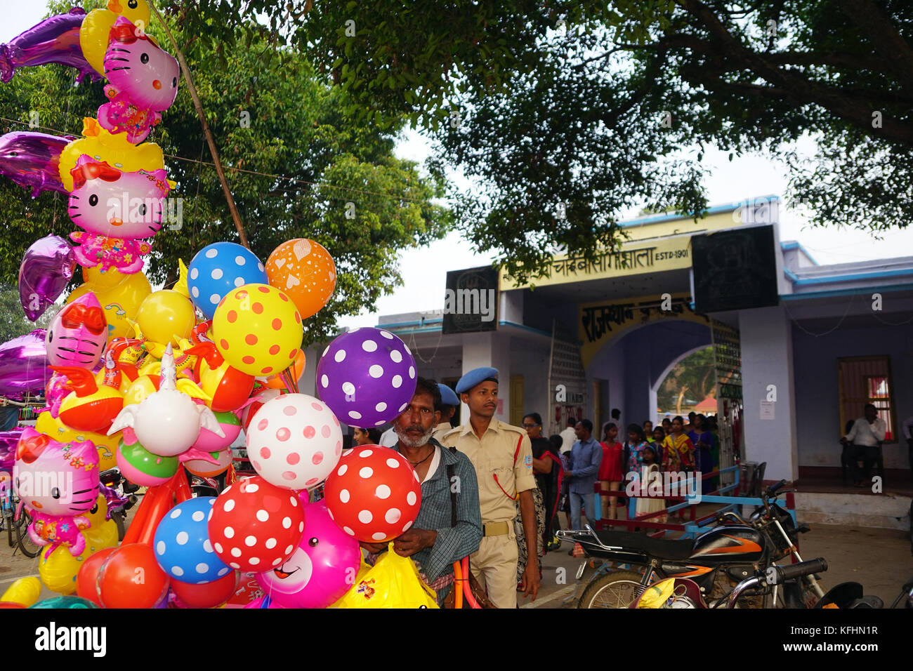 Chaibasa, Jharkhand, India. 29 Ott 2017. Un commerciante sta vendendo i palloncini alla fiera di Gaushala. Chaibasa Gaushala ha celebrato la sua 117a fiera annuale storica il 28 e 29 ottobre 2017.Credit: MIHIR RANJAN/Alamy Live News. Foto Stock