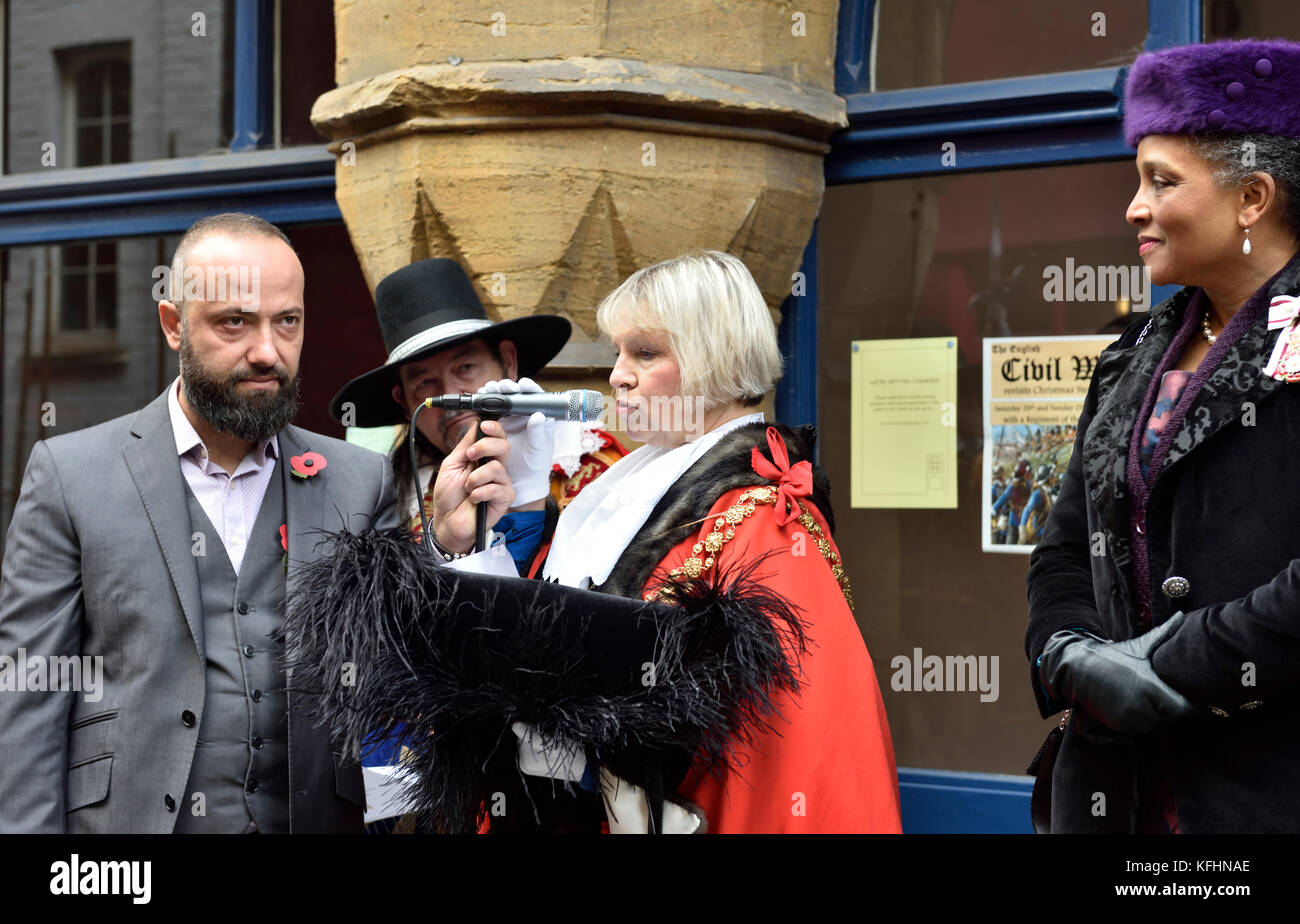 Bristol, Regno Unito. 29 ott 2017. Durante la Guerra Civile Inglese, 374 anni fa attaccare i realisti rotto attraverso il deputato esterna le difese di Bristol e stormed giù le fasi di Natale per attaccare Froome Gate che ha difeso il San Giovanni ingresso alla città murata di Bristol. La rievocazione di questa battaglia si svolge in due giorni, sabato Sun, 28 e 29 ottobre, 2017 in giro per le strade alla sommità delle fasi di Natale nel centro di Bristol, Regno Unito, una cerimonia con i dignitari della città sarà tenuto per una dedizione la sostituzione della placca trattenuto da domenica a domenica. Credit: Charles Stirling/Alamy Live News Foto Stock