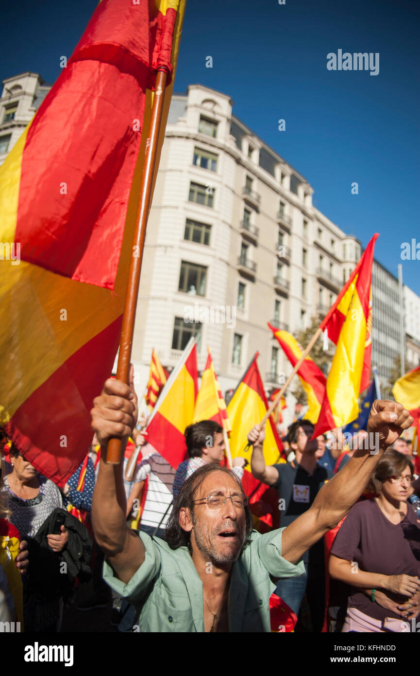 Barcellona, Spagna. 29 Ott 2017. Un ex cavaliere legionario grida contro la dichiarazione di indipendenza e per l'unità della Spagna. Credit: Charlie Perez/Alamy Live News Foto Stock