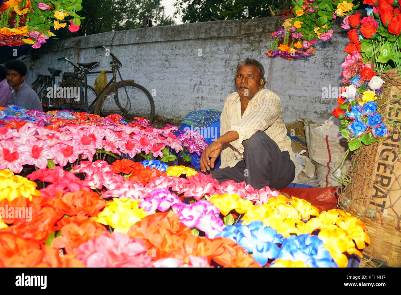Chaibasa, Jharkhand, India. 29 ottobre 2017. Un commerciante vende fiori artificiali alla fiera Gaushala. Chaibasa Gaushala ha celebrato la sua 117a storica fiera annuale il 28 e 29 ottobre 2017. Credito: MIHIR RANJAN/Alamy Live . Foto Stock