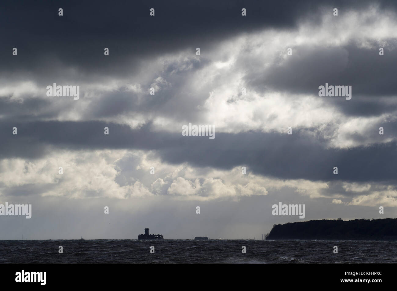 Rewa, Polonia. 29 ottobre, 2017. Resti di Torpedowaffenplatz Hexengrund (TWP Gdynia Babie Doly) utilizzato 1942-1945 dalla Luftwaffe e siluro Versuchsanstalt Oxhöft (TVA Gdynia Oksywie) utilizzato da 1940-1945 Kriegsmarine. Entrambi sono stati un segreto nazista tedesco sperimentale siluri centro di ricerca. Tempesta Herwart su Zatoka Pucka (Baia di Puck) in Rewa, Polonia 29 ottobre 2017 © Wojciech Strozyk / Alamy Live News Foto Stock