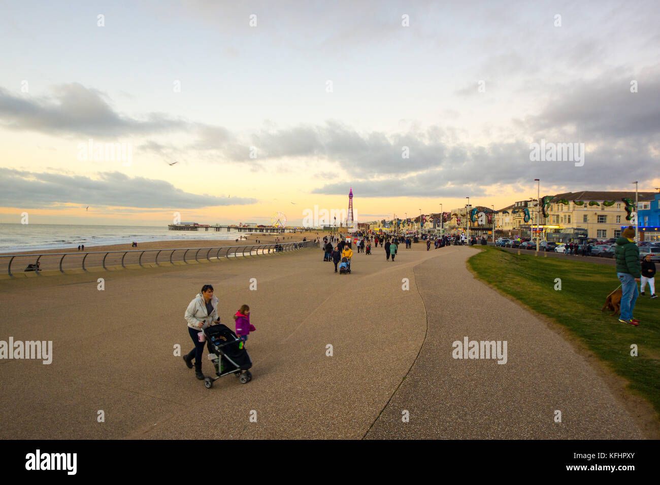 Blackpool Regno Unito, 29 ottobre 2017. notizie meteo. Una bella serata in Blackpool con un sacco di famiglie in visita per vedere il famoso luminarie. © gary telford/alamy live news Foto Stock