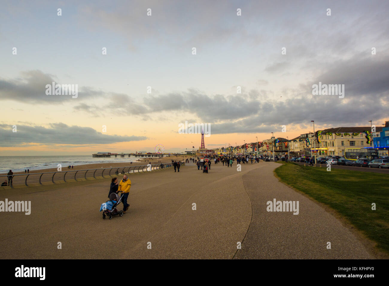 Blackpool Regno Unito, 29 ottobre 2017. notizie meteo. Una bella serata in Blackpool con un sacco di famiglie in visita per vedere il famoso luminarie. © gary telford/alamy live news Foto Stock