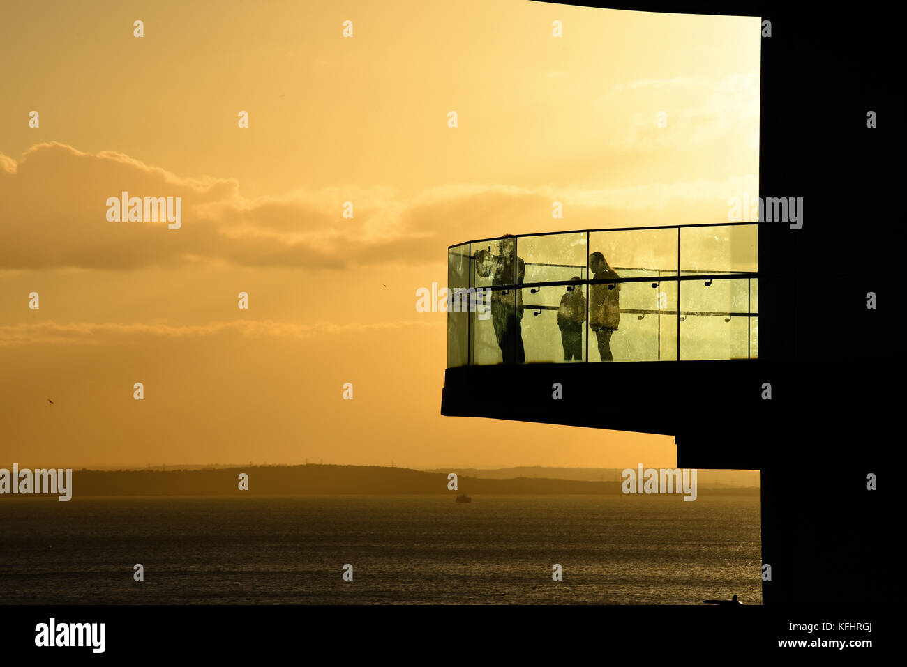 Piattaforma panoramica Southend on Sea, Essex al tramonto con persone che guardano l'estuario del Tamigi Foto Stock