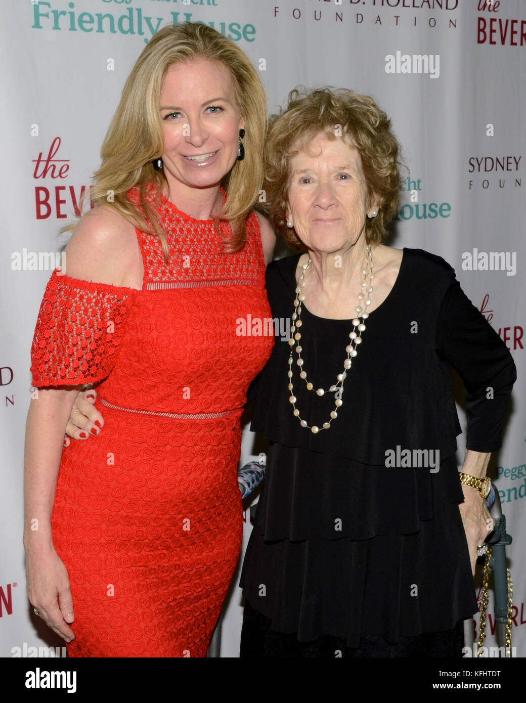 Los Angeles, California, Stati Uniti. 28 Ottobre 2017. BABETTE ISON e PEGGY ALBRECHT arrivano al 28° Luncheon annuale di Peggy Albrecht friendly House all'Hotel Beverly Hilton. Credit: Billy Bendnight/ZUMA Wire/Alamy Live News Foto Stock