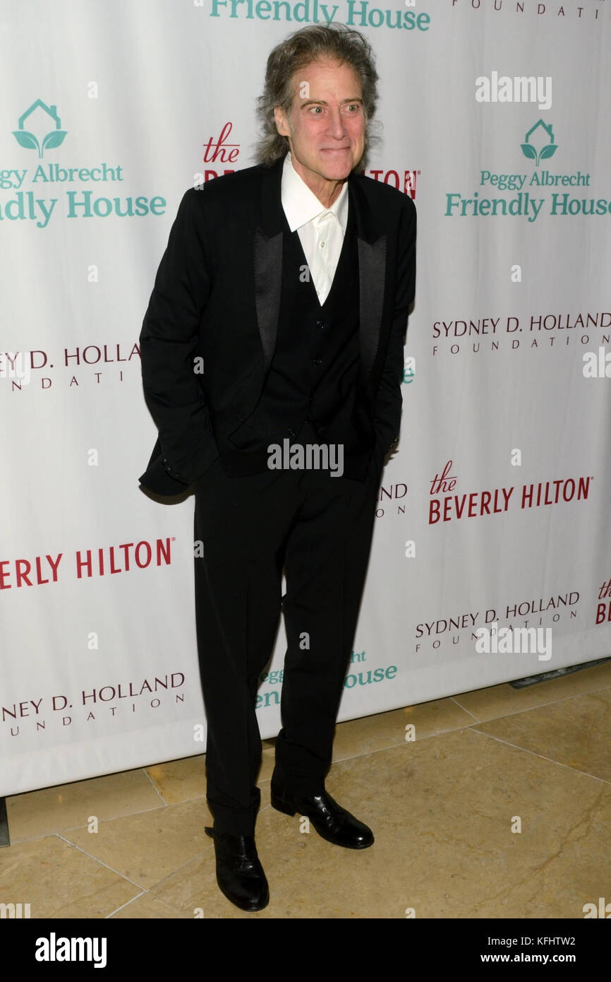 Los Angeles, California, Stati Uniti. 28 ottobre 2017. RICHARD LEWIS arriva al 28° pranzo annuale dei premi della Peggy Albrecht Friendly House al Beverly Hilton Hotel. Crediti: Billy Bennight/ZUMA Wire/Alamy Live News Foto Stock