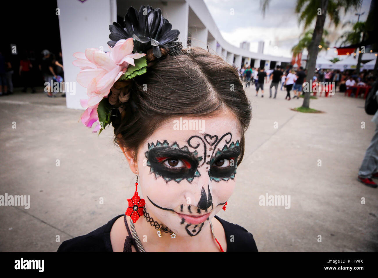 Bambini e adulti win face painting del teschio messicano la catrina durante  la celebrazione del giorno dei morti, al latin american memorial. la data è  uno dei più celebrati vecchio e rappresentante