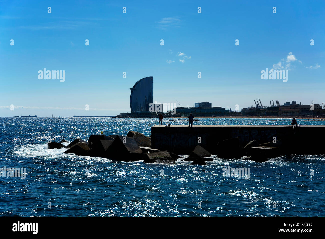 Angler sul molo sulla costa di Barcellona nel 20. Settembre 2017, Spagna Foto Stock