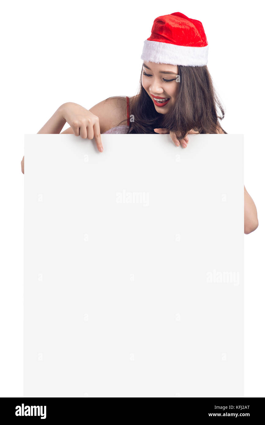 Natale giovane donna asiatica che mostra vuoto banner billboard sign sorridendo felice. Foto Stock