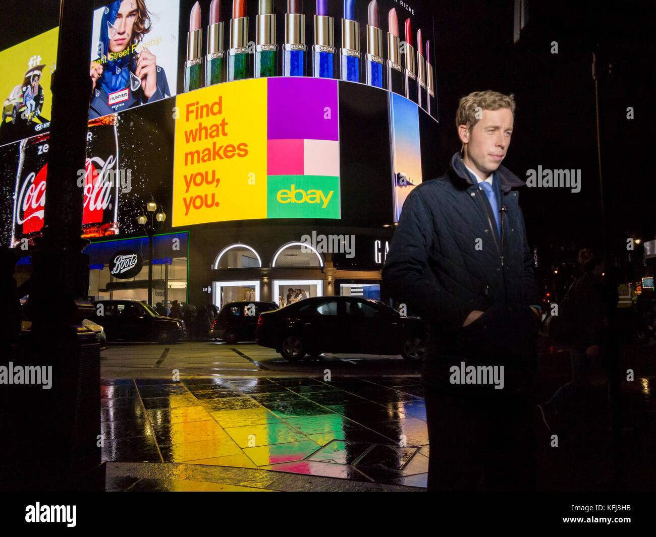 Iconica Piccadilly Circus le luci vengono accese di nuovo dopo dieci mesi di oscurità Foto Stock