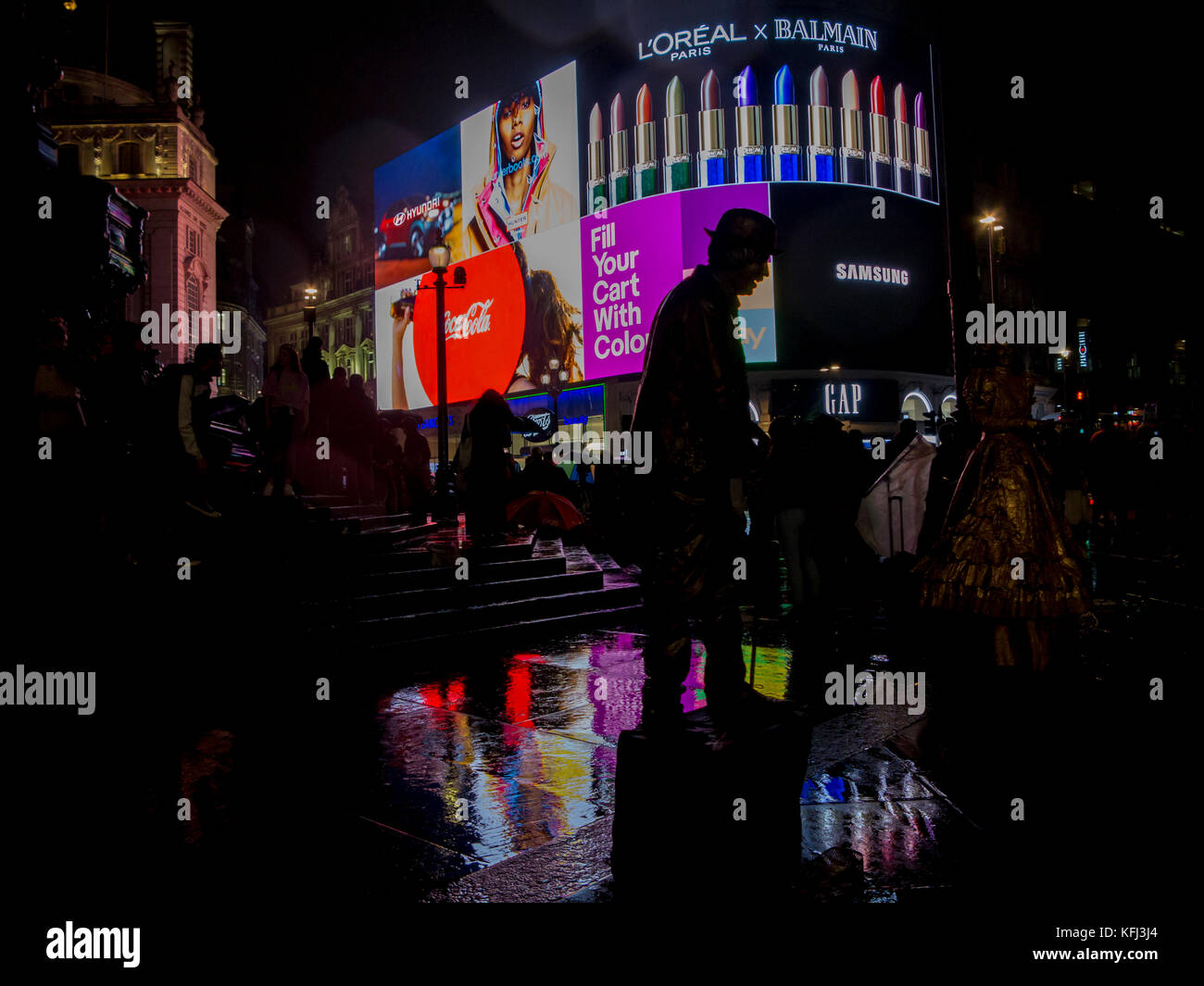 Iconica Piccadilly Circus le luci vengono accese di nuovo dopo dieci mesi di oscurità Foto Stock