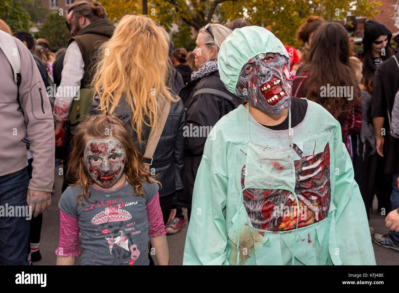 Montreal, Canada - 28 Ottobre 2017: le persone che hanno preso parte alla camminata Zombie in Montreal Downtown Foto Stock