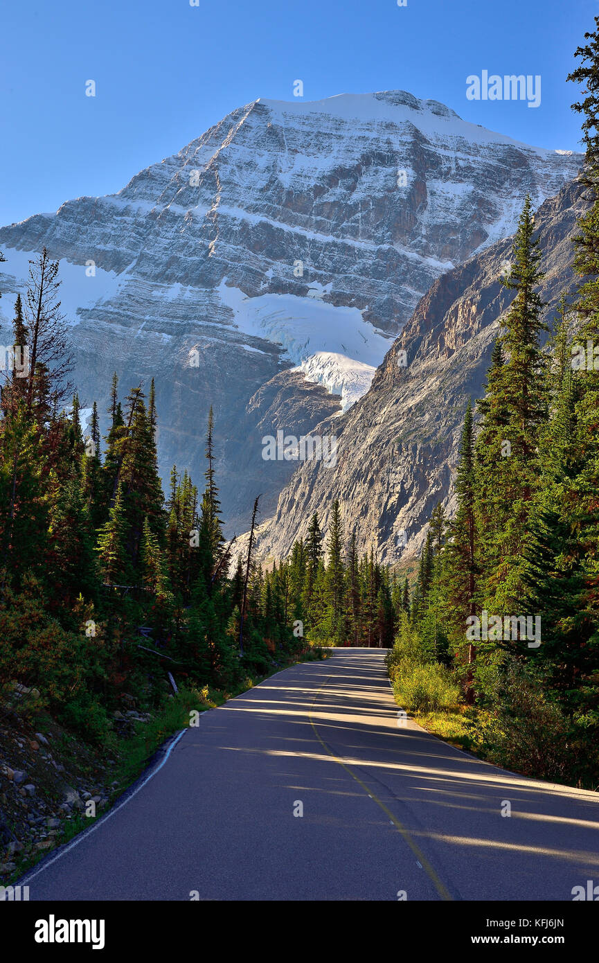 Monte Edith Cavell alla fine di una strada a due corsie di montagna nel Jasper National Park, Alberta Canada. Foto Stock