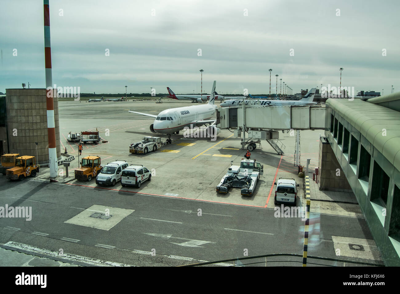 Una vista su Airbus A320 al gate in aeroporto Milano Malpensa, pronti per essere spinta indietro e start up, con equipaggio della preparazione Foto Stock