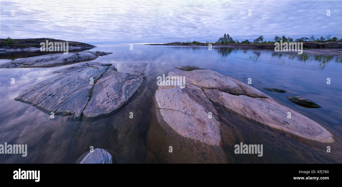 Lakeside panorama ripreso in prima mattinata a Ladoga skerries, regione della Karelia, Russia. Skerries del lago Ladoga è un sistema di circa 650 rock Foto Stock