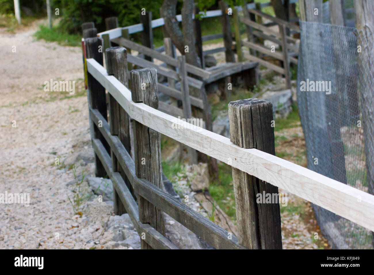 Recinzione in legno che è stata riparata presso l'orso kuterevo santuario, Croazia Foto Stock