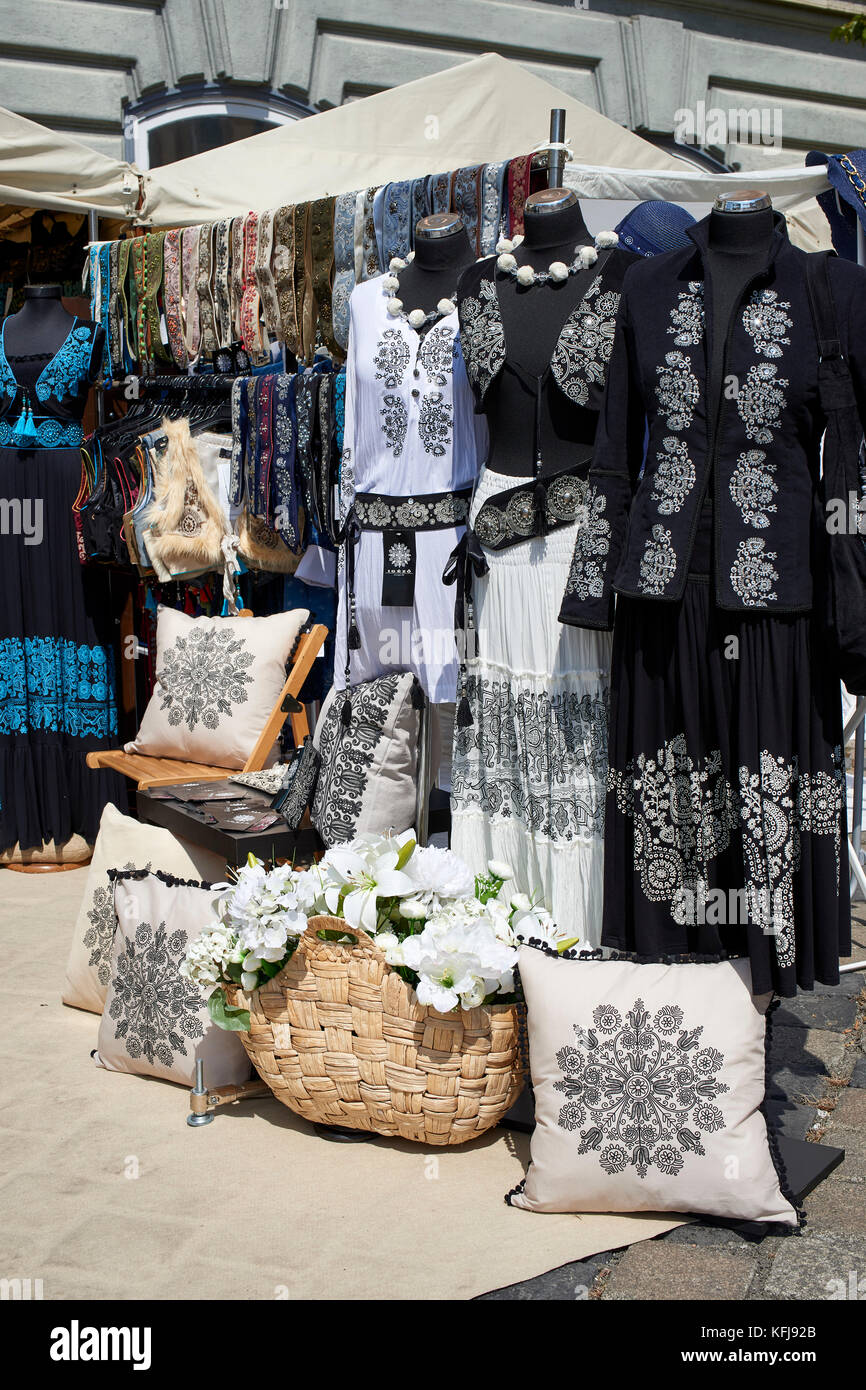 Annuale mercato artigianale presso il Castello di Buda, Budapest - tradizionale costume ungherese (abiti), e il tessuto Foto Stock