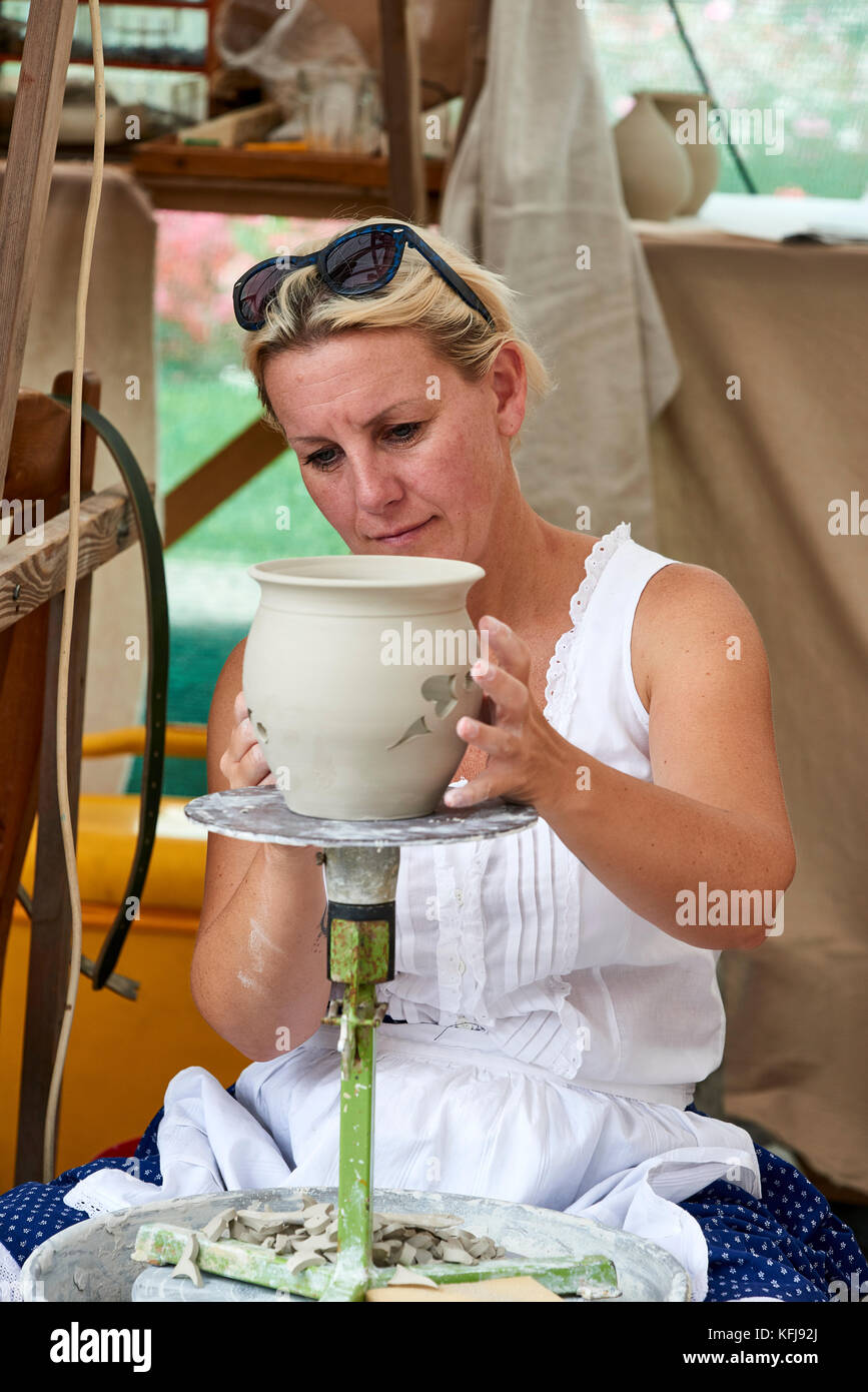 Annuale mercato artigianale presso il Castello di Buda, Budapest, potter decorare una pentola di creta Foto Stock