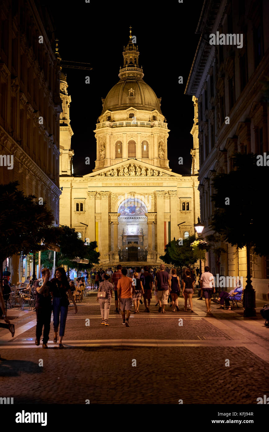 Dalla Basilica di Santo Stefano, Budapest di notte vista dal viale pedonale Foto Stock