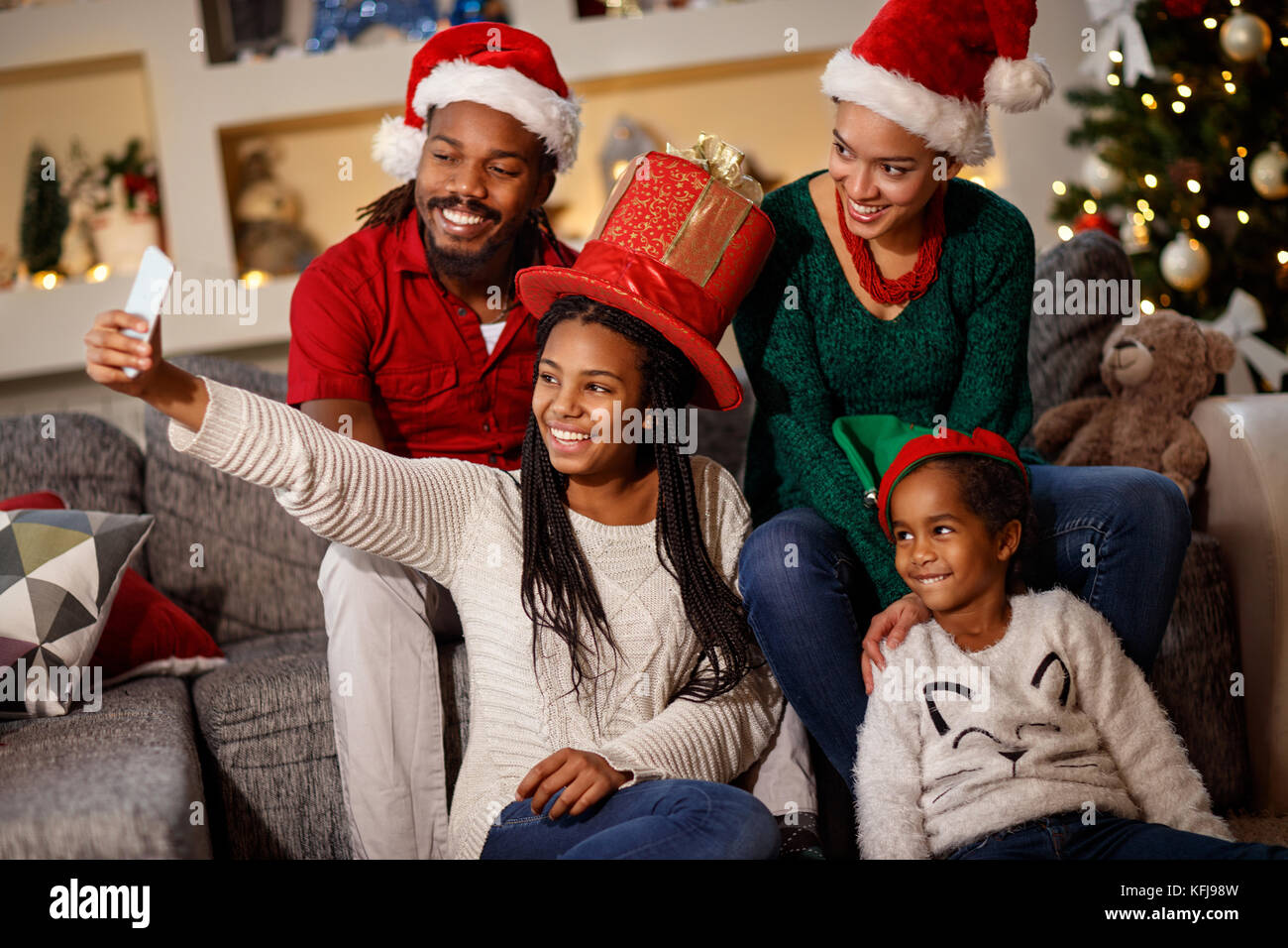 La famiglia felice rendendo xmas selfie con cappelli Foto Stock