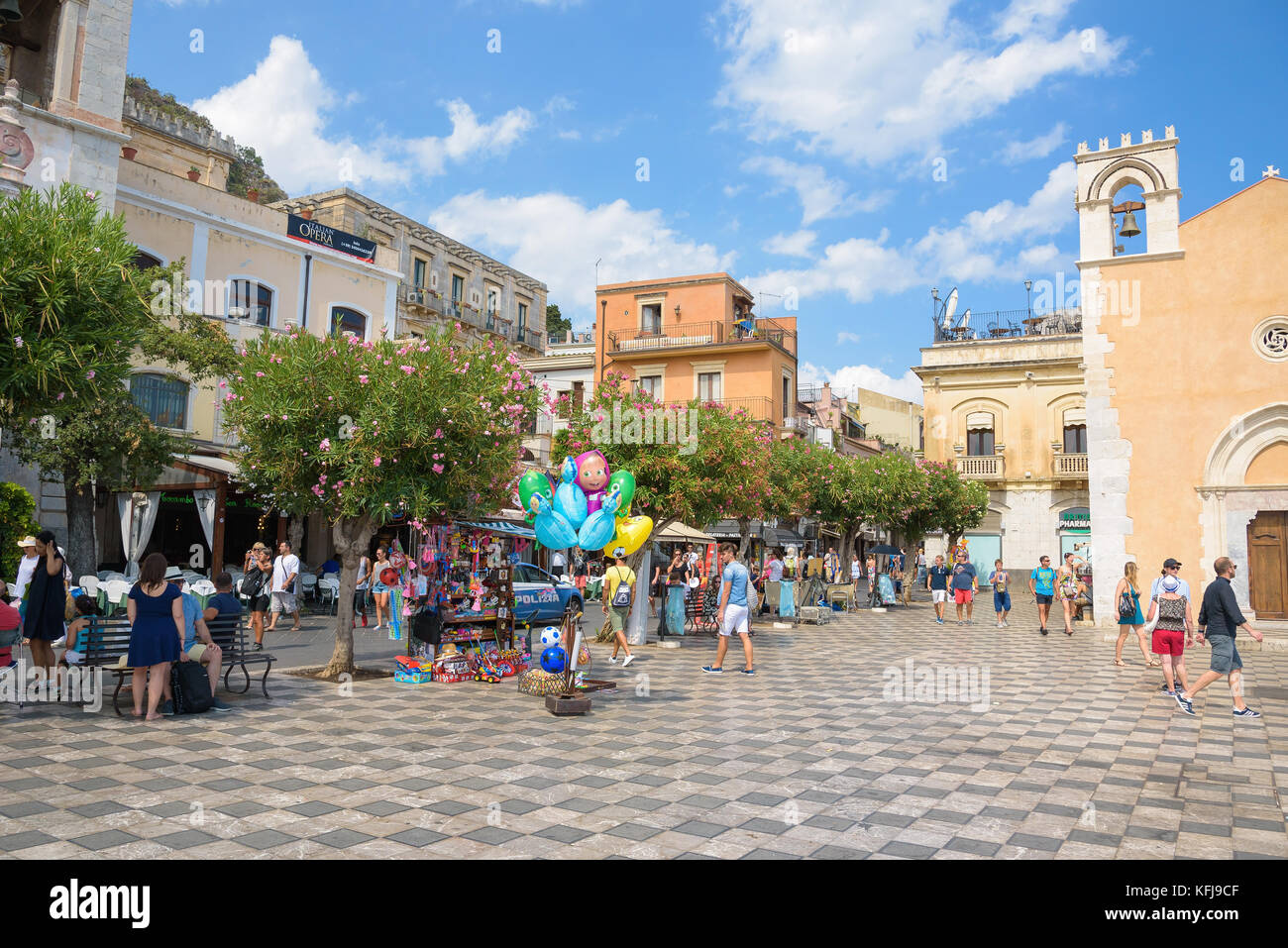 Taormina, Sicilia, Italia - 21 agosto 2017: turisti di visitare Piazza 9 aprile - la famosa piazza cittadina con molti negozi e ristoranti Foto Stock