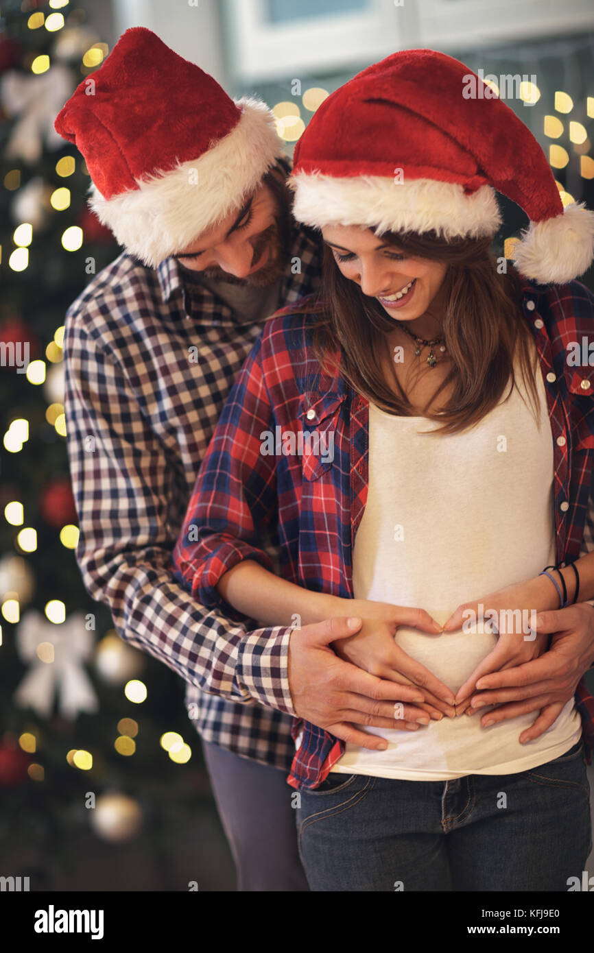 Felice Natale amore giovane aspetta baby, concept Foto Stock