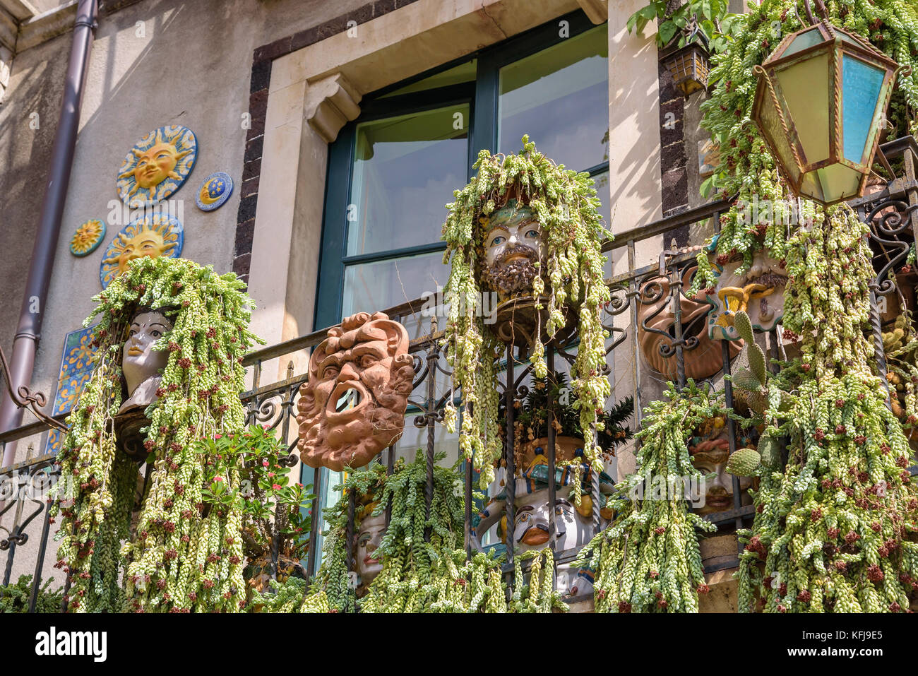 Caratteristico balcone decorazioni in Taormina, Sicilia, Italia Foto Stock