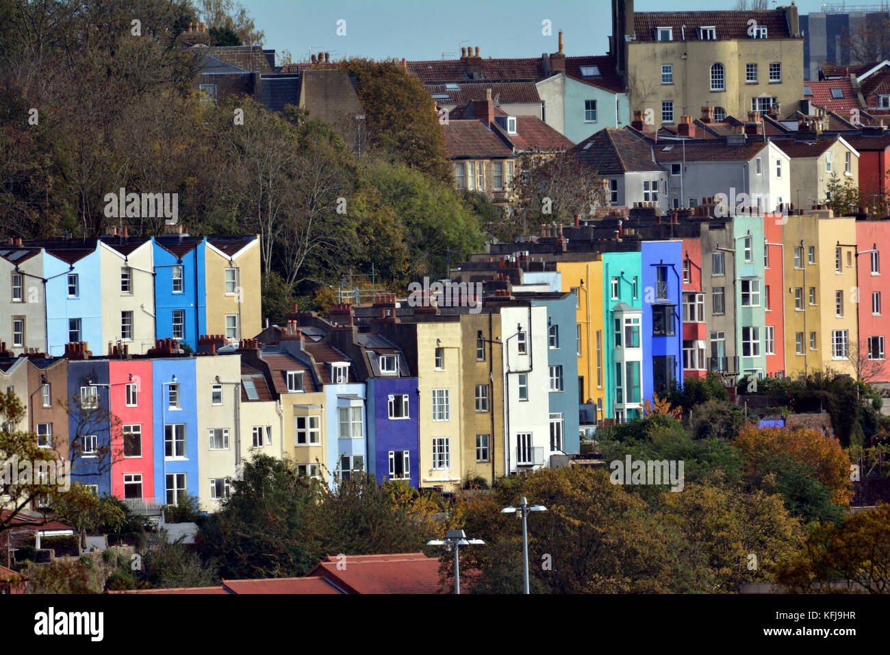 Sul Pendio Di Una Collina Nella Citta Di Bristol Si Trova Una Fila Di Case Colorate E Appartamenti Con Fantastiche Vedute Della Nostra Citta Bristol E Stato Votato Come Il Miglior Posto