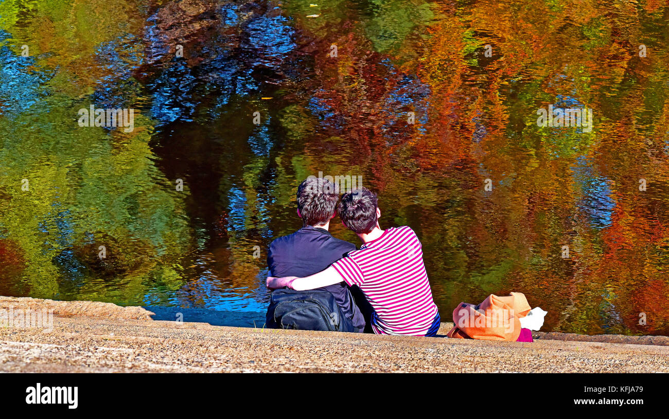 Amici amanti per sempre dal fiume autunno Foto Stock