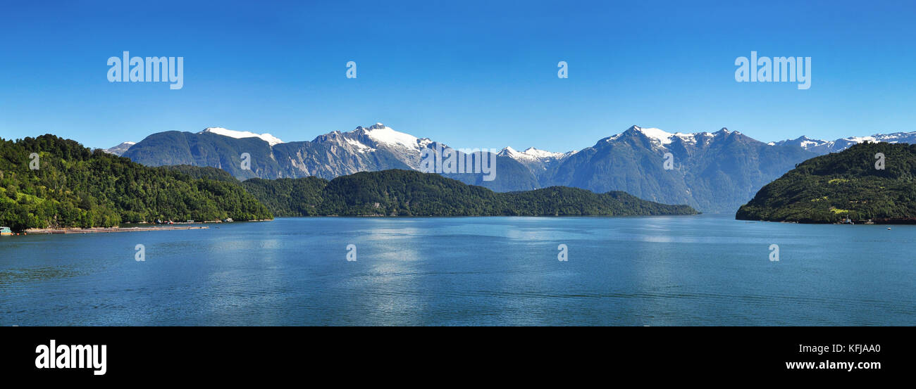 Splendida vista panoramica dei fiordi cileni: Il fiordo di Aysen e l'area circostante di Puerto Chacabuco, Patagonia, Cile, Sud America. Foto Stock