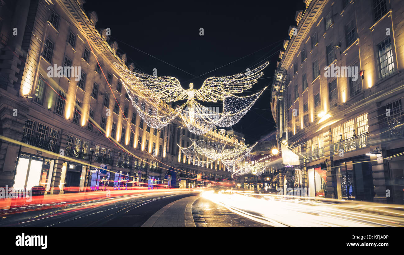 Regent street angeli luci delle vacanze con auto sentieri di luce a Londra, Regno Unito Foto Stock