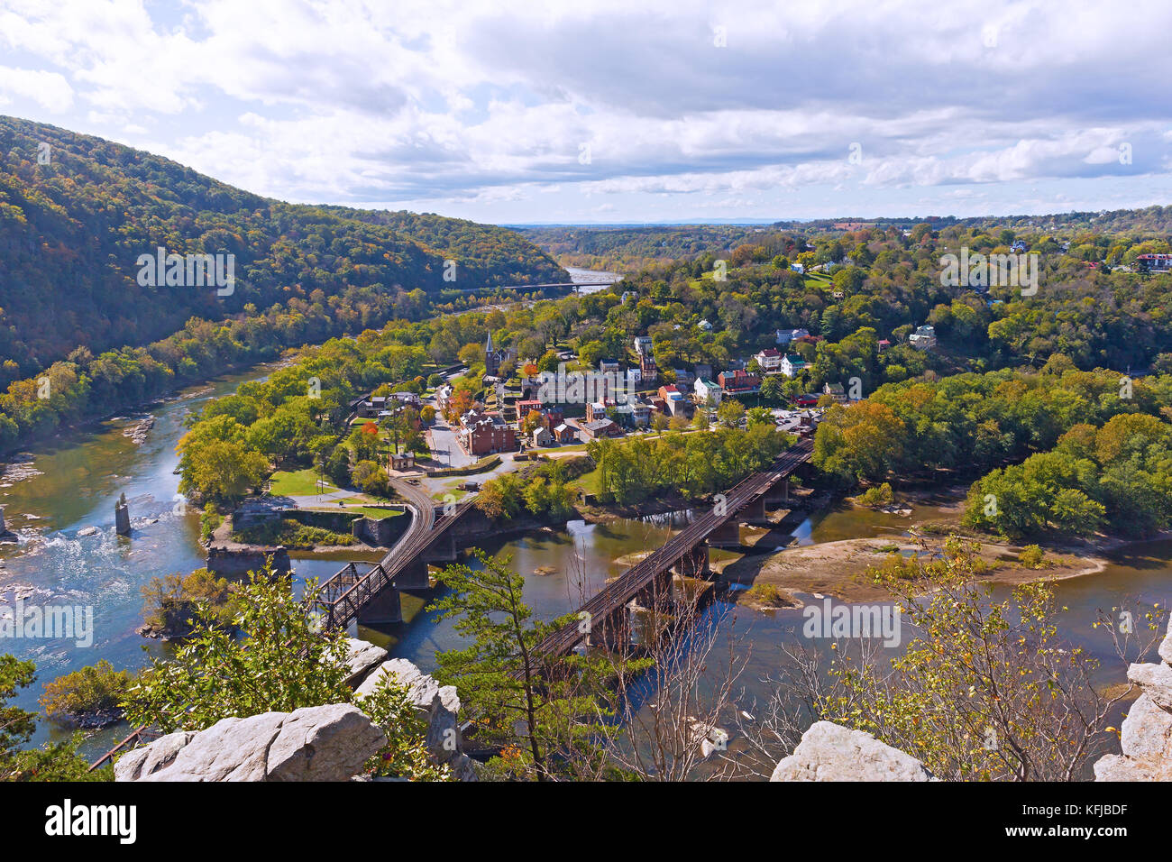 Harpers ferry città storica e parco nazionale come visto da un alto punto di montagna. harpers Ferry panorama autunno con ponti ferroviari attraverso shenandoa Foto Stock