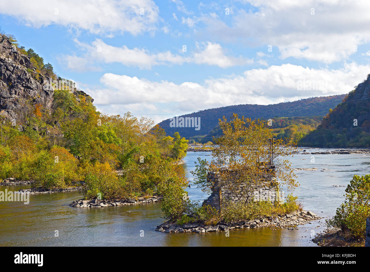 Shenandoah river con ponte vecchio rimane in harpers Ferry, West Virginia, USA. Blue Ridge Mountain in harpers Ferry National Historical Park in autunno Foto Stock