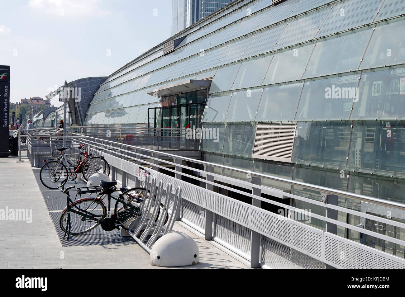 Dalla stazione ferroviaria di Torino Porta Susa di Torino, Torino, Italia, high-tech struttura arcuata368 m di lunghezza, 30 m span. Foto Stock
