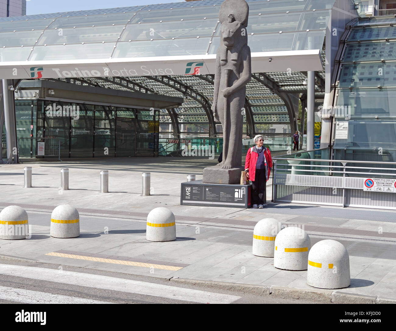 Dalla stazione ferroviaria di Torino Porta Susa di Torino, Torino, Italia, high-tech struttura arcuata368 m di lunghezza, 30 m span. Foto Stock