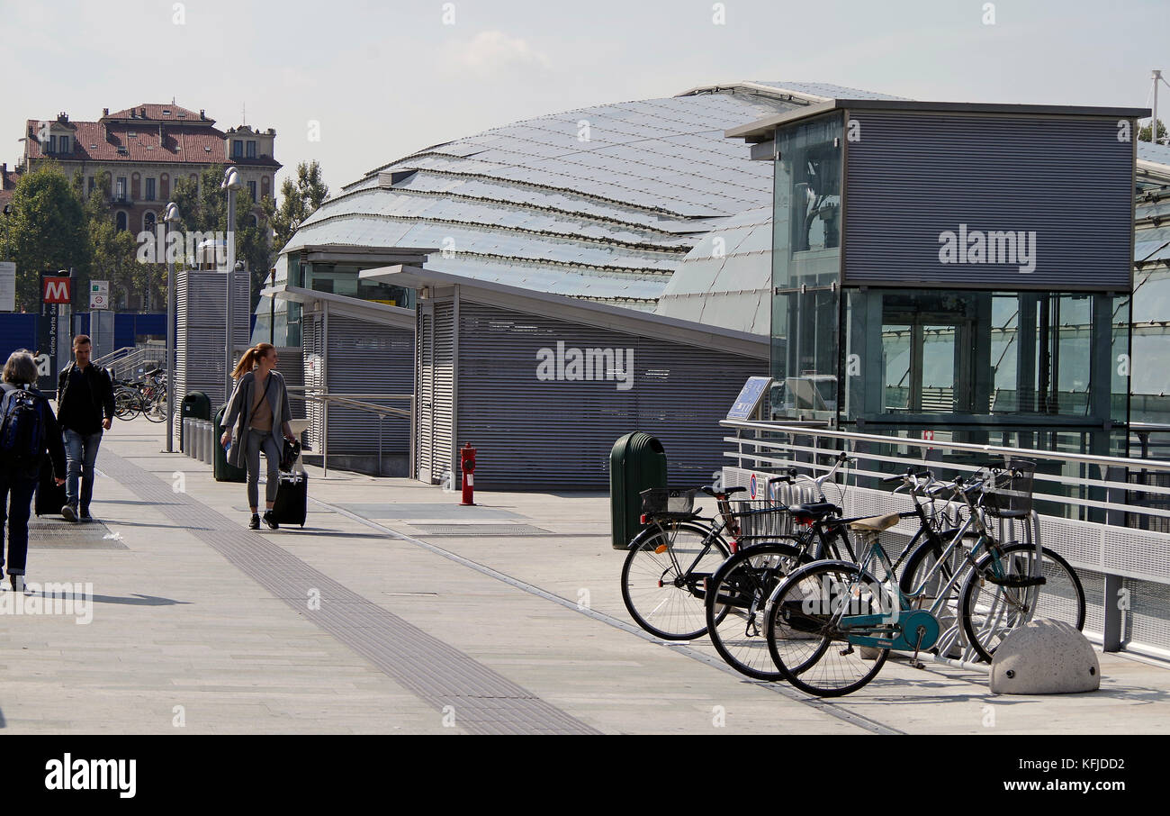 Dalla stazione ferroviaria di Torino Porta Susa di Torino, Torino, Italia, high-tech struttura arcuata368 m di lunghezza, 30 m span. Foto Stock