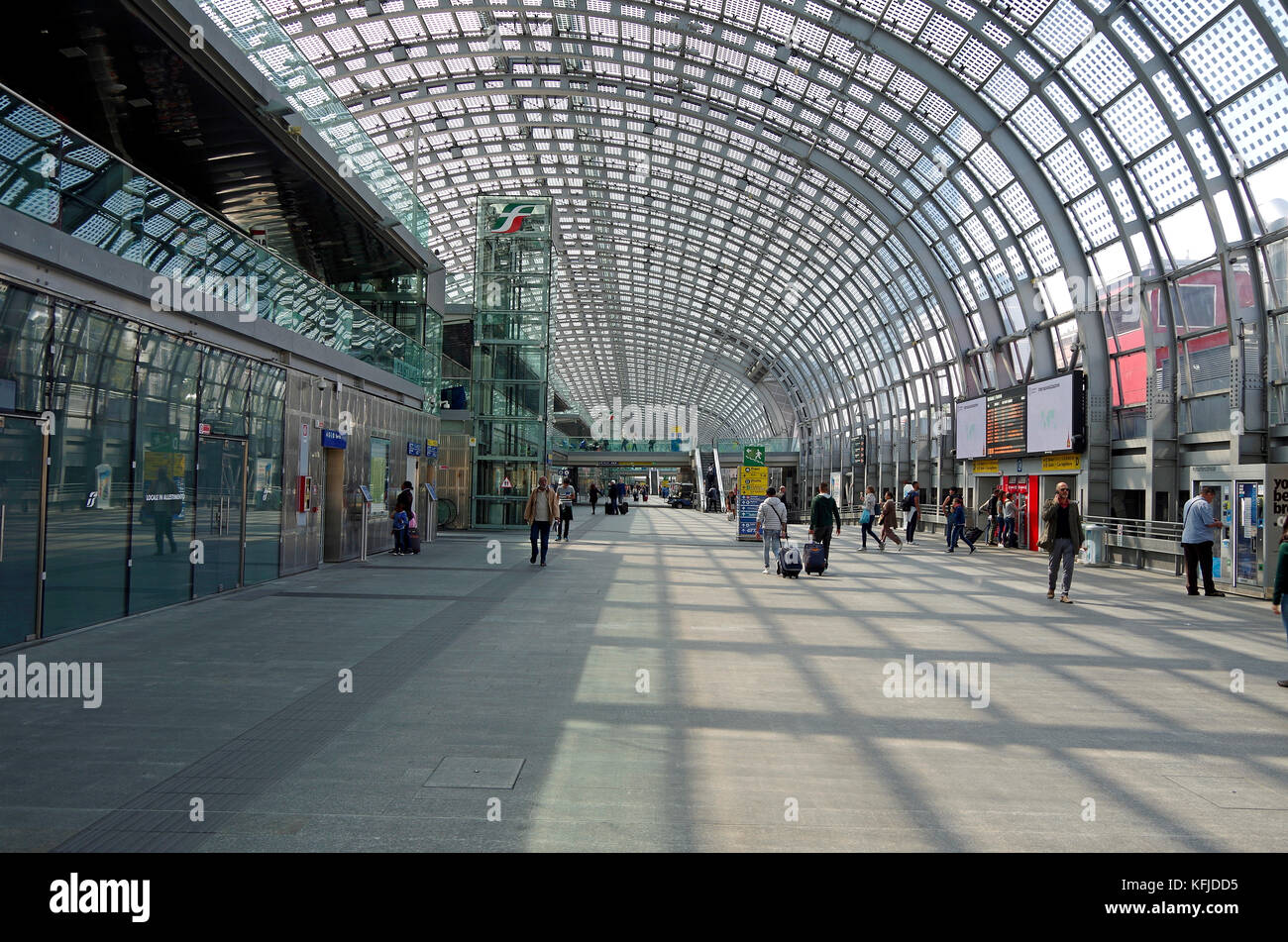 Dalla stazione ferroviaria di Torino Porta Susa di Torino, Torino, Italia, high-tech struttura arcuata368 m di lunghezza, 30 m span. Foto Stock