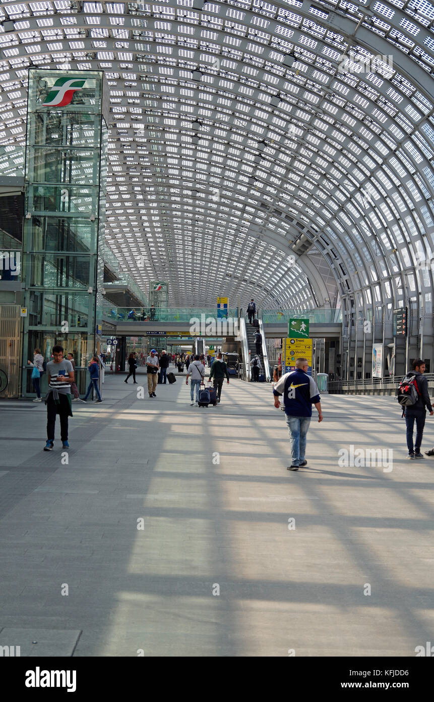 Dalla stazione ferroviaria di Torino Porta Susa di Torino, Torino, Italia, high-tech struttura arcuata368 m di lunghezza, 30 m span. Foto Stock