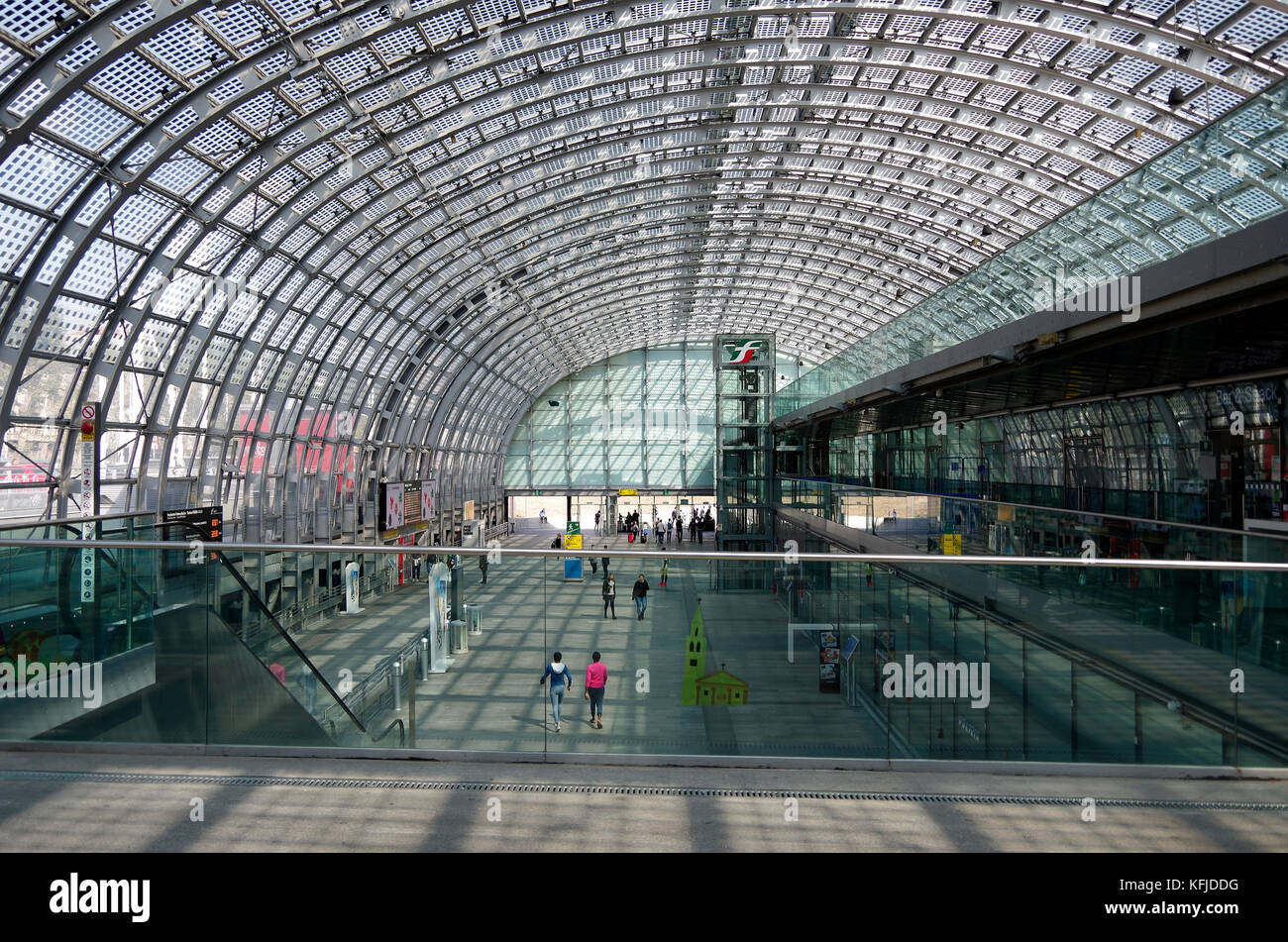 Dalla stazione ferroviaria di Torino Porta Susa di Torino, Torino, Italia, high-tech struttura arcuata368 m di lunghezza, 30 m span. Foto Stock